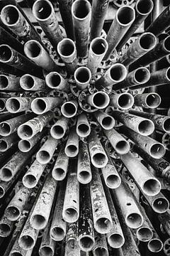Scaffolding tubes in black and white by Rob van der Teen