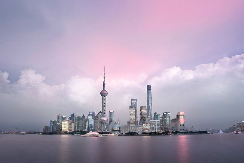 Pink sky Shanghai, China van Rene Mens