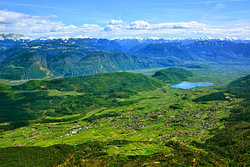 Panoramaaussicht vom Penegal im Frühling