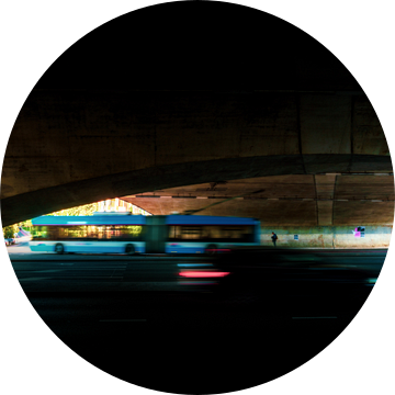 Bus verkeer door een viaduct in Arnhem van Bart Ros