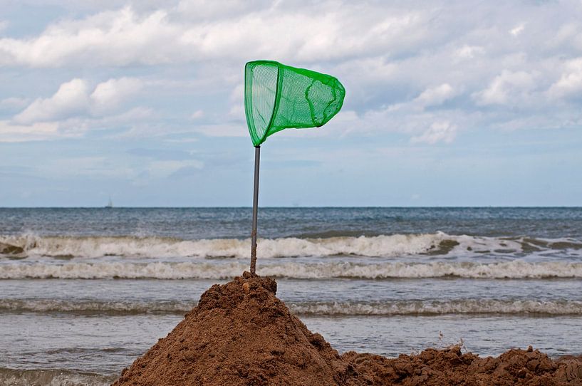 Groen visnet op strand voor de strandjutter. van Blond Beeld