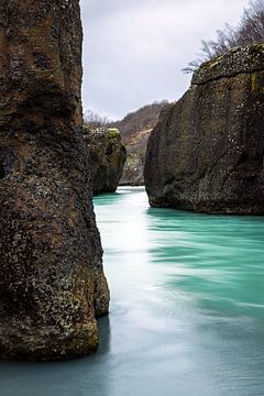 Blauw water tussen donkere rotsen van KiekLau! Fotografie