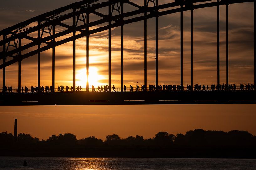 Sonnenaufgang während der Vier-Tage-Märsche von Nijmegen von Femke Straten