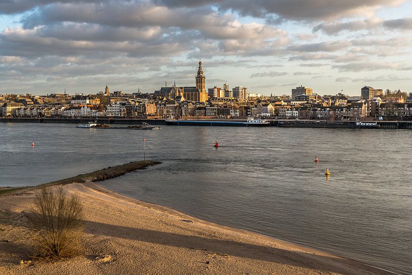 Cityscape Nijmegen - golden hour by Henk Verheyen