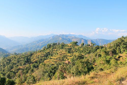 Nepalees landschap over heuvels en bergen