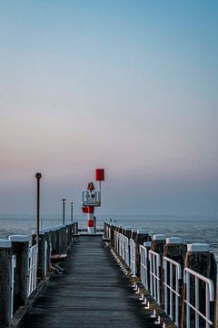 Eindeloze Horizon Verlichte Vuurtoren op een Stille Pier Vlissingen van Femke Ketelaar