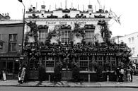 Das Churchill Arms Pub, Notting Hill, London von Roger VDB Miniaturansicht