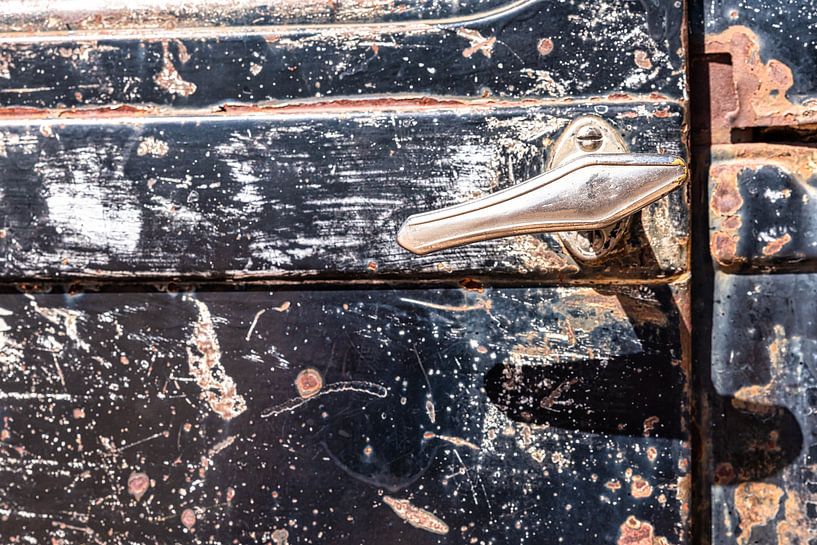Griff und Tür eines Oldtimer Ford Modell T Auto mit Rost und Patina von Dieter Walther