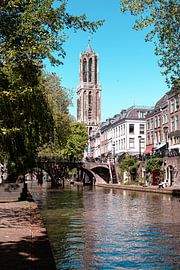 Zicht op de Dom van Utrecht vanaf de werf aan de Oudegracht op een mooie lentedag. (staand) van André Blom Fotografie Utrecht