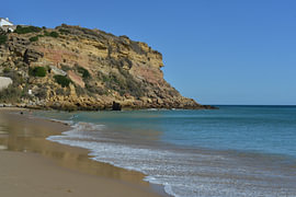 La baie pittoresque de Burgau (Praia do Burgau) en Algarve