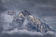 Berg in de wolken van Edwin Mooijaart thumbnail