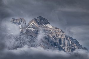 Berg in de wolken van Edwin Mooijaart