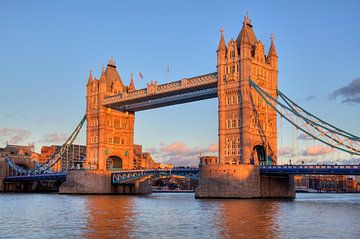 Tower Bridge in London van Jan Kranendonk