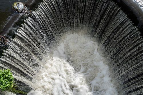 Blick von oben in ein Wehr von Nicole Bäcker