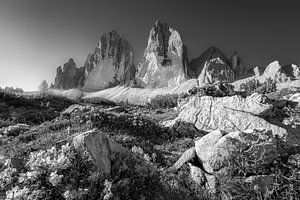 Landschap op drie toppen in de Dolomieten in Italië in zwart-wit van Manfred Voss, Schwarz-weiss Fotografie