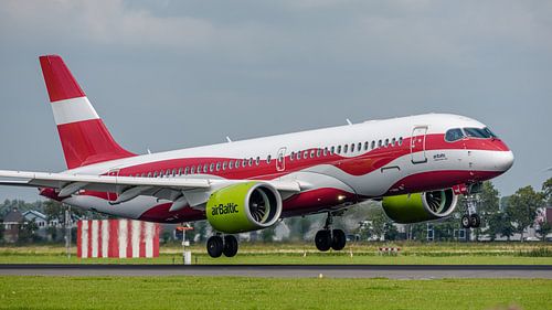 Airbus A220-300 d'AirBaltic aux couleurs du drapeau letton.