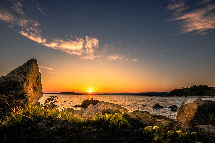 Zonsondergang aan de kust van Griekenland met strand en stenen en planten van Fotos by Jan Wehnert