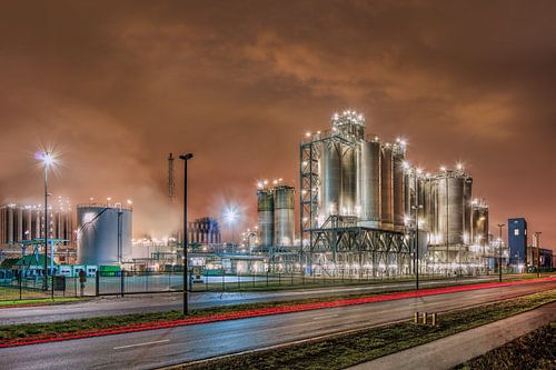 usine de production occupée contre un ciel aux couleurs chaudes au crépuscule