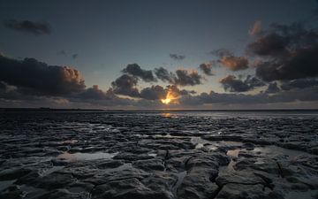 Sonnenuntergang über dem trockenen Wattenmeer