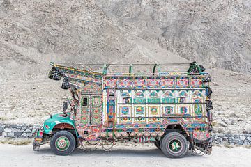 Beschilderde vrachtwagen als kunst in Pakistan