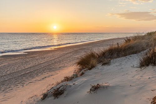 Zonsondergang op het strand, natuurgebied van Los Corrales de Rota, Costa de la Lutz, Córdoba, Andalusië, Spanje