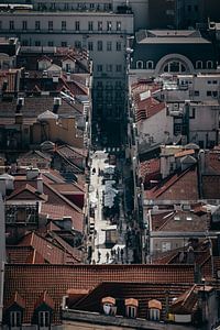 Straat in het centrum van Lissabon, Portugal. van Bart Clercx