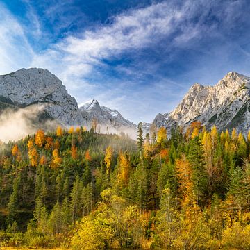 Ochtendmist in de Karwendel van Denis Feiner