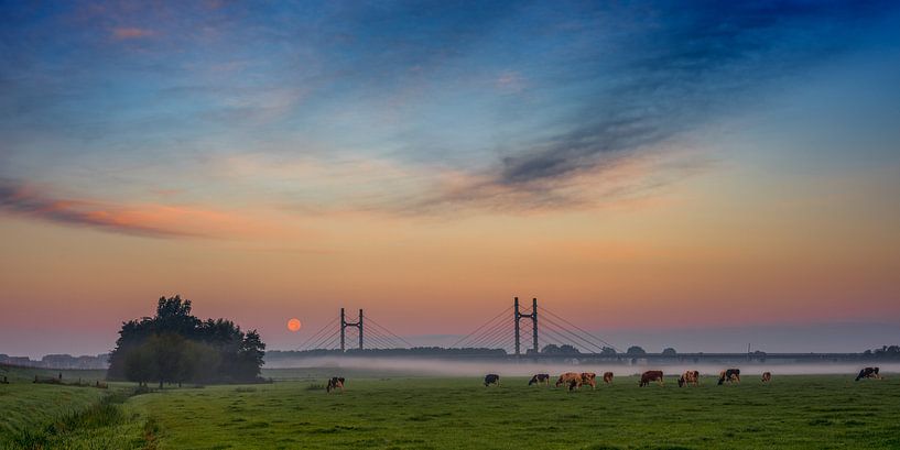 Zicht op Kampen bij volle maan by Jenco van Zalk