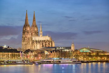 Cathédrale de Cologne et gare centrale le soir