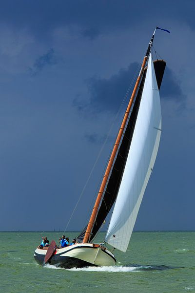 Skutsje op het IJsselmeer bij Stavoren par Piebe van den Berg
