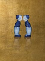 Delfts blauw kussend paar. Mannen, goud