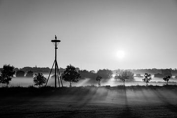 Sunrise Ooij près de Nijmegen en noir et blanc sur Henk Kersten