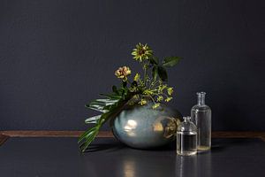 Stilleben mit Kletterrose und Mobach-Keramik