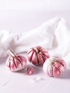 Stilleben, Knoblauch Touch Of Pink von Oda Slofstra