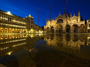 Nachts am Markusplatz in Venedig