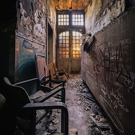 Der Korridor eines verlassenen psychiatrischen Krankenhauses von Steven Dijkshoorn