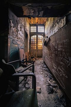 Der Korridor eines verlassenen psychiatrischen Krankenhauses