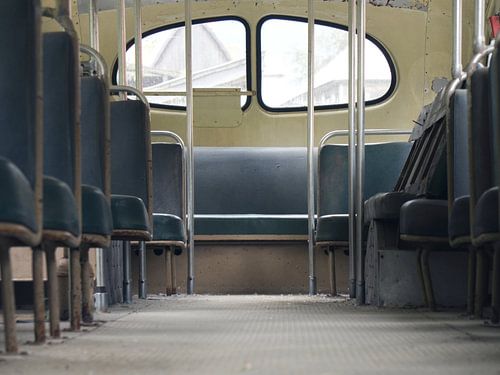 Stille nach der Reise – verlassener Bus