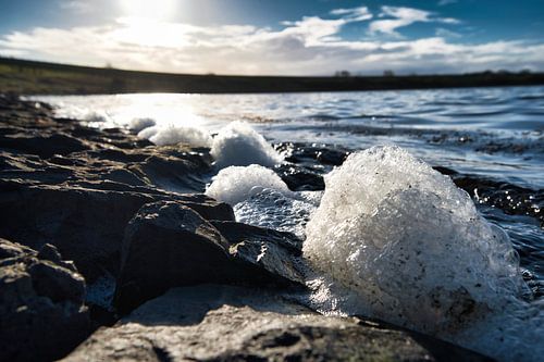 Schaumstoffköpfe in der Nähe des Wassers