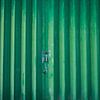 Groene garage deur Olhão | Reisfotografie Portugal van Sanne Overeijnder