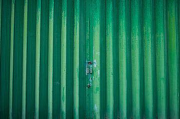 Groene garage deur Olhão | Reisfotografie Portugal