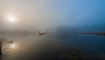 Nebliger Herbstmorgen ... von Marc de IJk