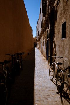 Essouira Alley | Marokko Alley Collection | Fine Art | Warmcolorierter Kunstdruck von Charif Bennani