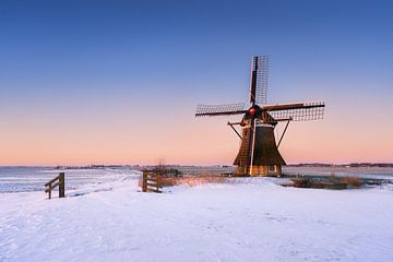 Hollandse molen het Zwaantje bij Nijemirdum - Friesland in de winter van Marijn Alons