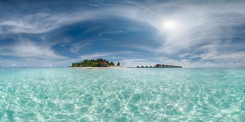 Eiland in de Malediven met strand en turquoise water