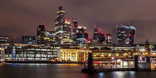 Panoramisch uitzicht op de City of London bij nacht