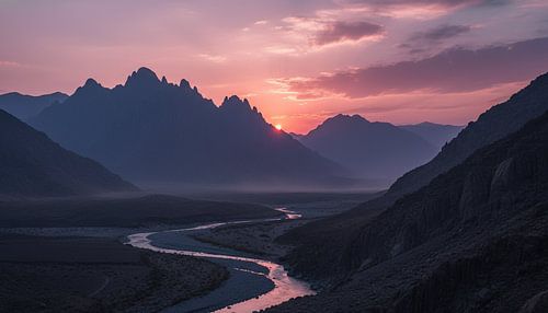 Crimson Sunset Valley: Rustgevend uitzicht op de bergen