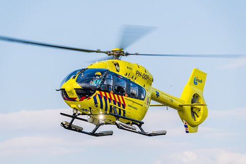 Lifeliner 5 transportiert einen Corona-Patienten