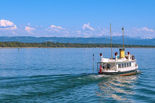 Historische stoomboot op het Bodenmeer met panoramisch uitzicht op de Alpen