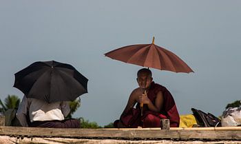 Sous le parapluie de la mère